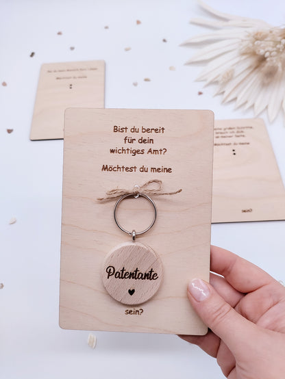 „Willst du meine Patentante werden?“ Geschenk – Holzkarte mit Gravur und individueller Namensgravur auf Schlüsselanhänger, perfekt zur Taufe oder Geburt.