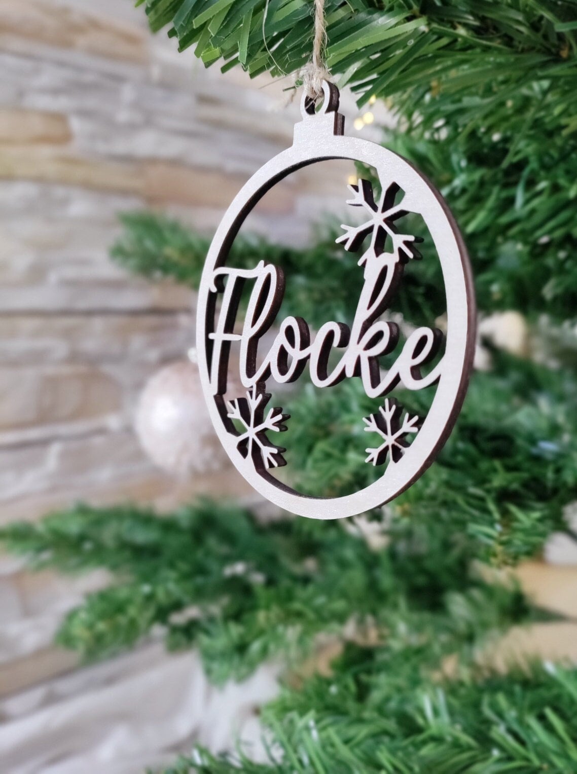 Personalisierter Christbaumanhänger aus Holz mit Schneeflocken, graviertem Namen und feiner Gravur, nachhaltige Weihnachtsdekoration für den Tannenbaum