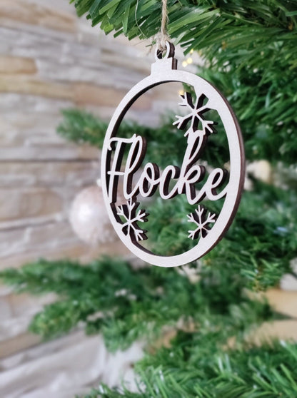 Personalisierter Christbaumanhänger aus Holz mit Schneeflocken, graviertem Namen und feiner Gravur, nachhaltige Weihnachtsdekoration für den Tannenbaum