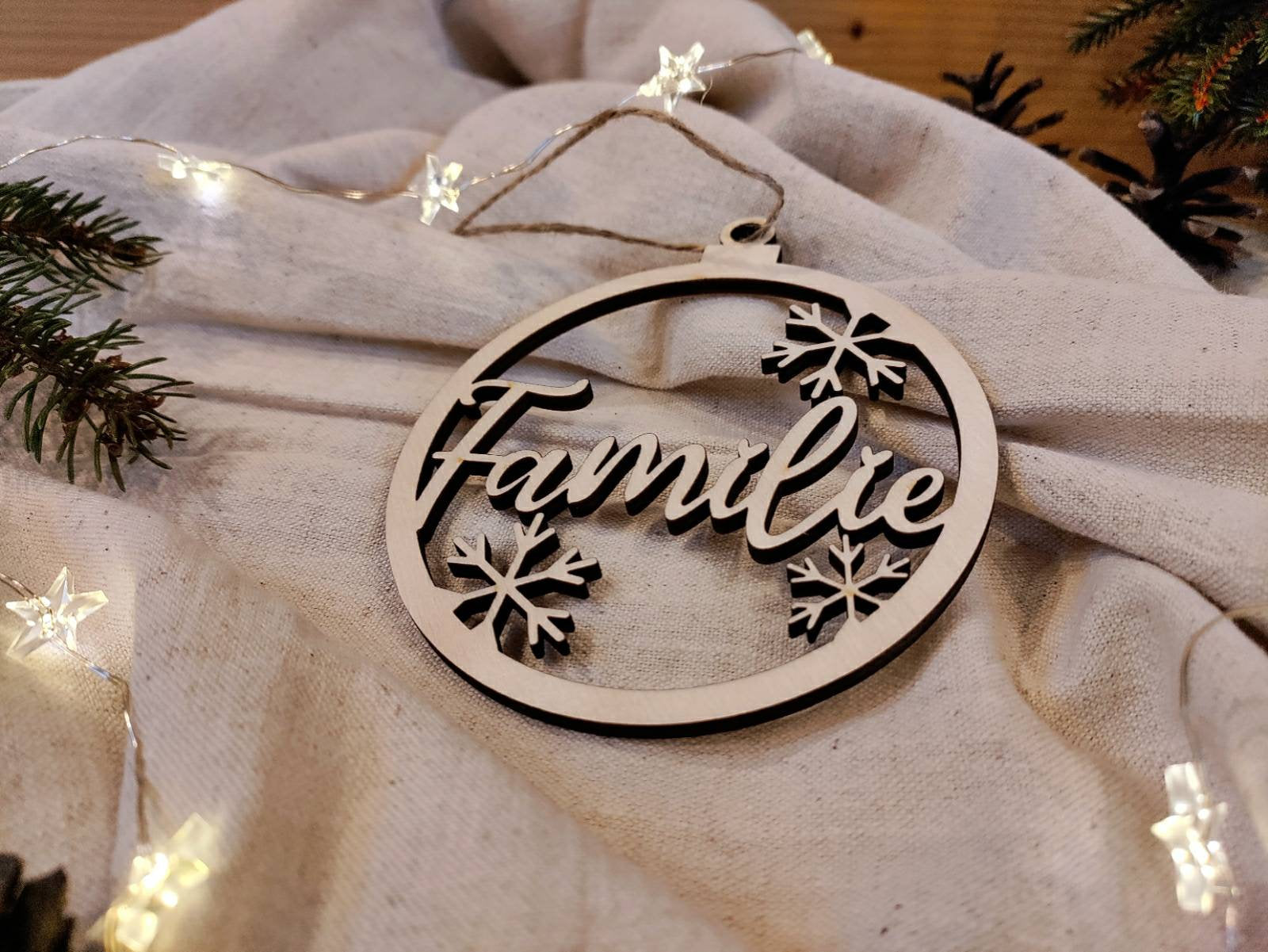 Personalisierter Christbaumanhänger aus Holz mit Schneeflocken, graviertem Namen und feiner Gravur, nachhaltige Weihnachtsdekoration für den Tannenbaum