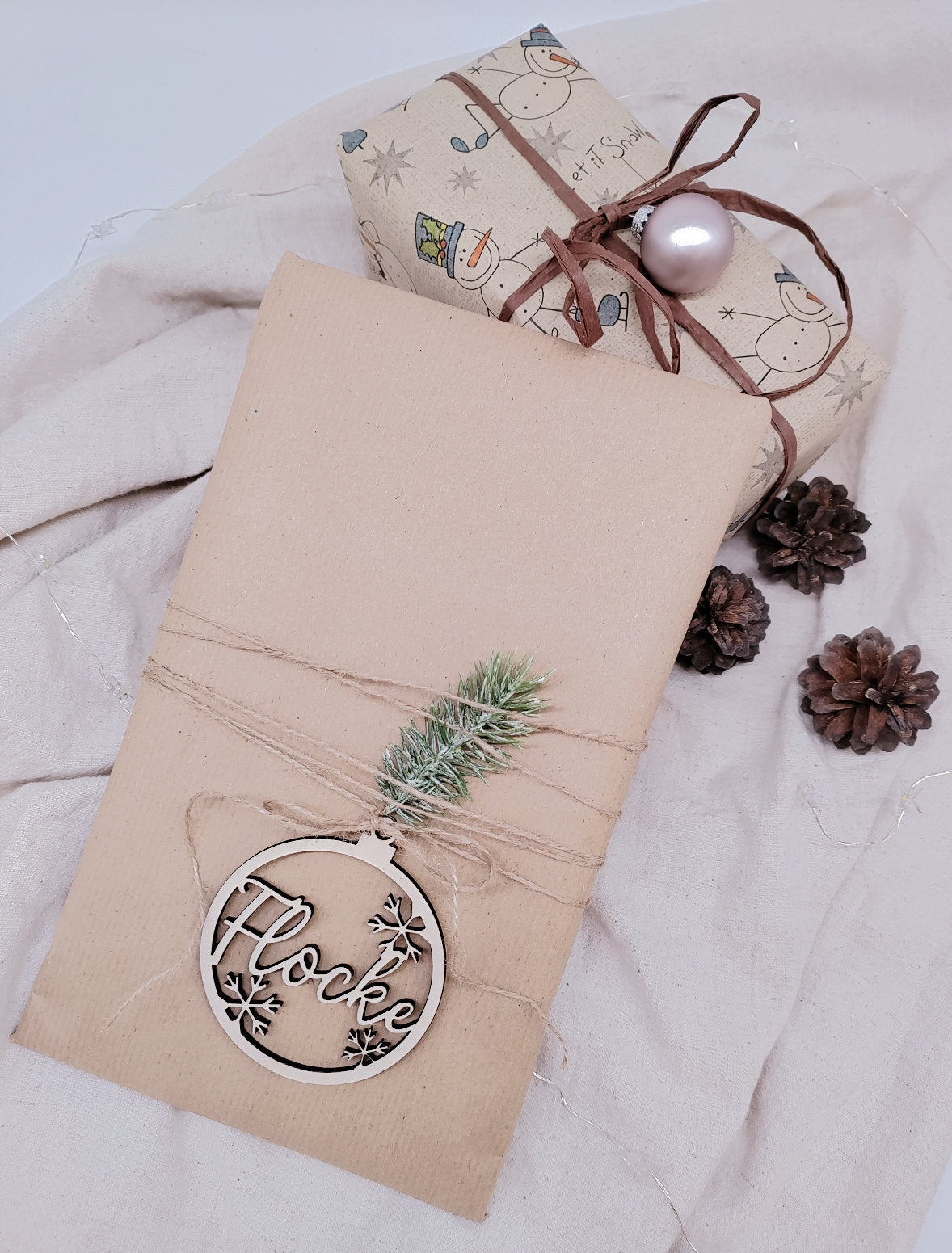 Personalisierter Christbaumanhänger aus Holz mit Schneeflocken, graviertem Namen und feiner Gravur, nachhaltige Weihnachtsdekoration für den Tannenbaum