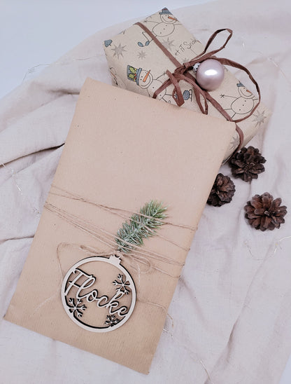 Personalisierter Christbaumanhänger aus Holz mit Schneeflocken, graviertem Namen und feiner Gravur, nachhaltige Weihnachtsdekoration für den Tannenbaum