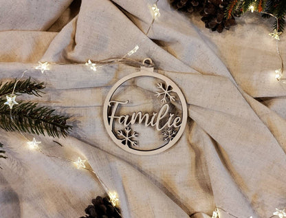Personalisierter Christbaumanhänger aus Holz mit Schneeflocken, graviertem Namen und feiner Gravur, nachhaltige Weihnachtsdekoration für den Tannenbaum