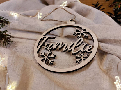 Personalisierter Christbaumanhänger aus Holz mit Schneeflocken, graviertem Namen und feiner Gravur, nachhaltige Weihnachtsdekoration für den Tannenbaum