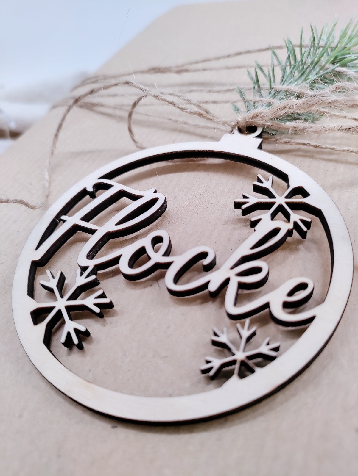 Personalisierter Christbaumanhänger aus Holz mit Schneeflocken, graviertem Namen und feiner Gravur, nachhaltige Weihnachtsdekoration für den Tannenbaum