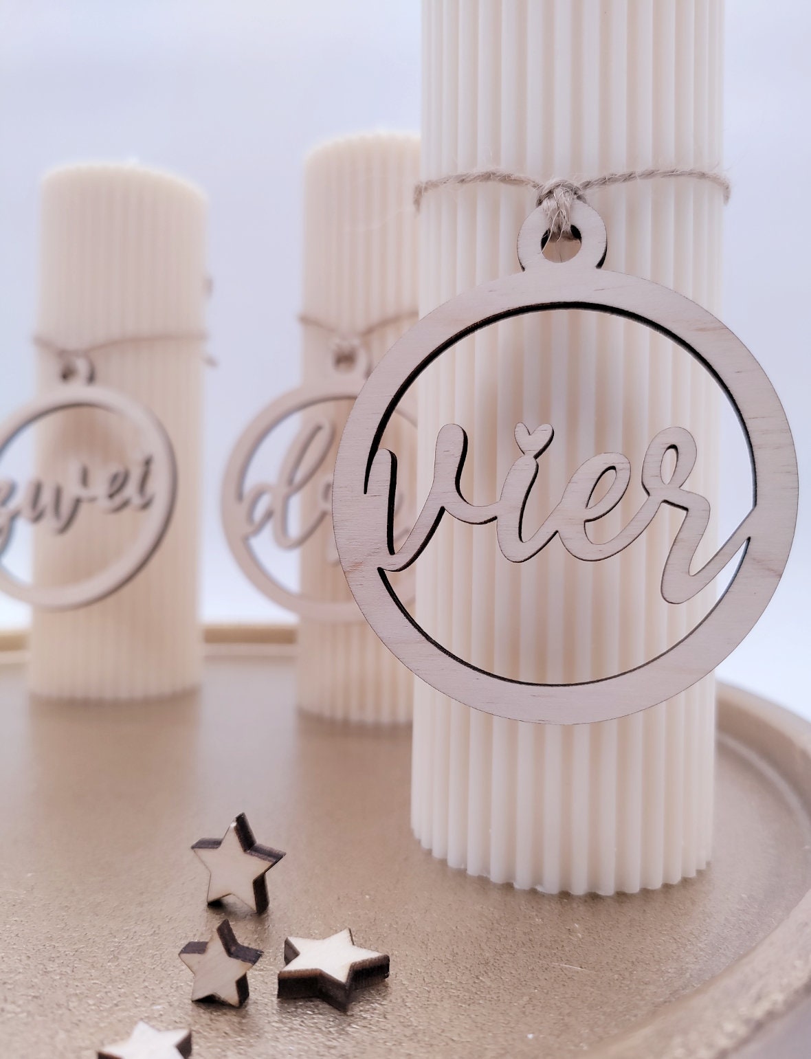 Gelaserte Adventskranz-Zahlen aus Holz 1 bis 4, moderne und schlichte Weihnachtsdeko für Adventskranz oder Kerzenhalter, nachhaltig gefertigt