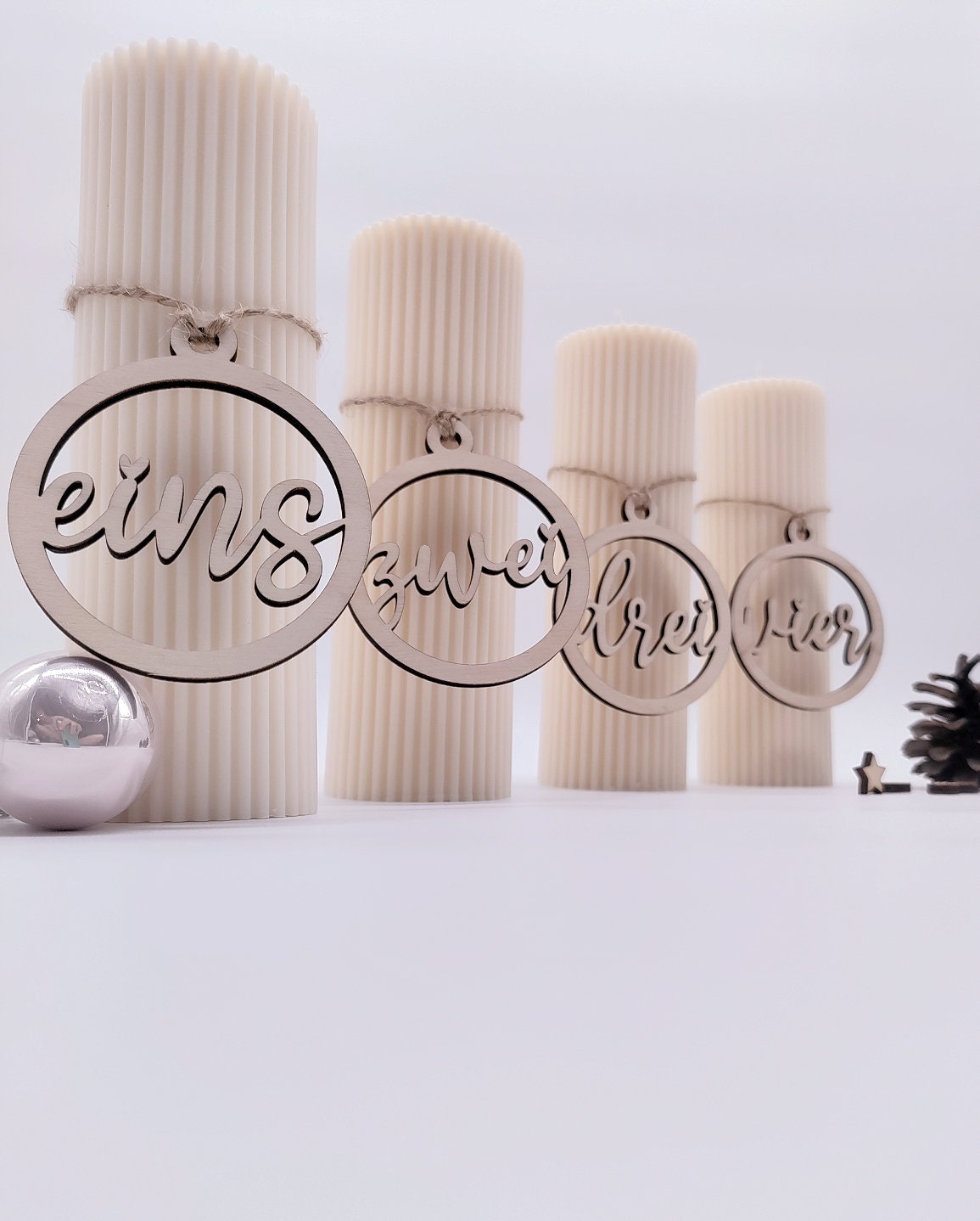 Gelaserte Adventskranz-Zahlen aus Holz 1 bis 4, moderne und schlichte Weihnachtsdeko für Adventskranz oder Kerzenhalter, nachhaltig gefertigt